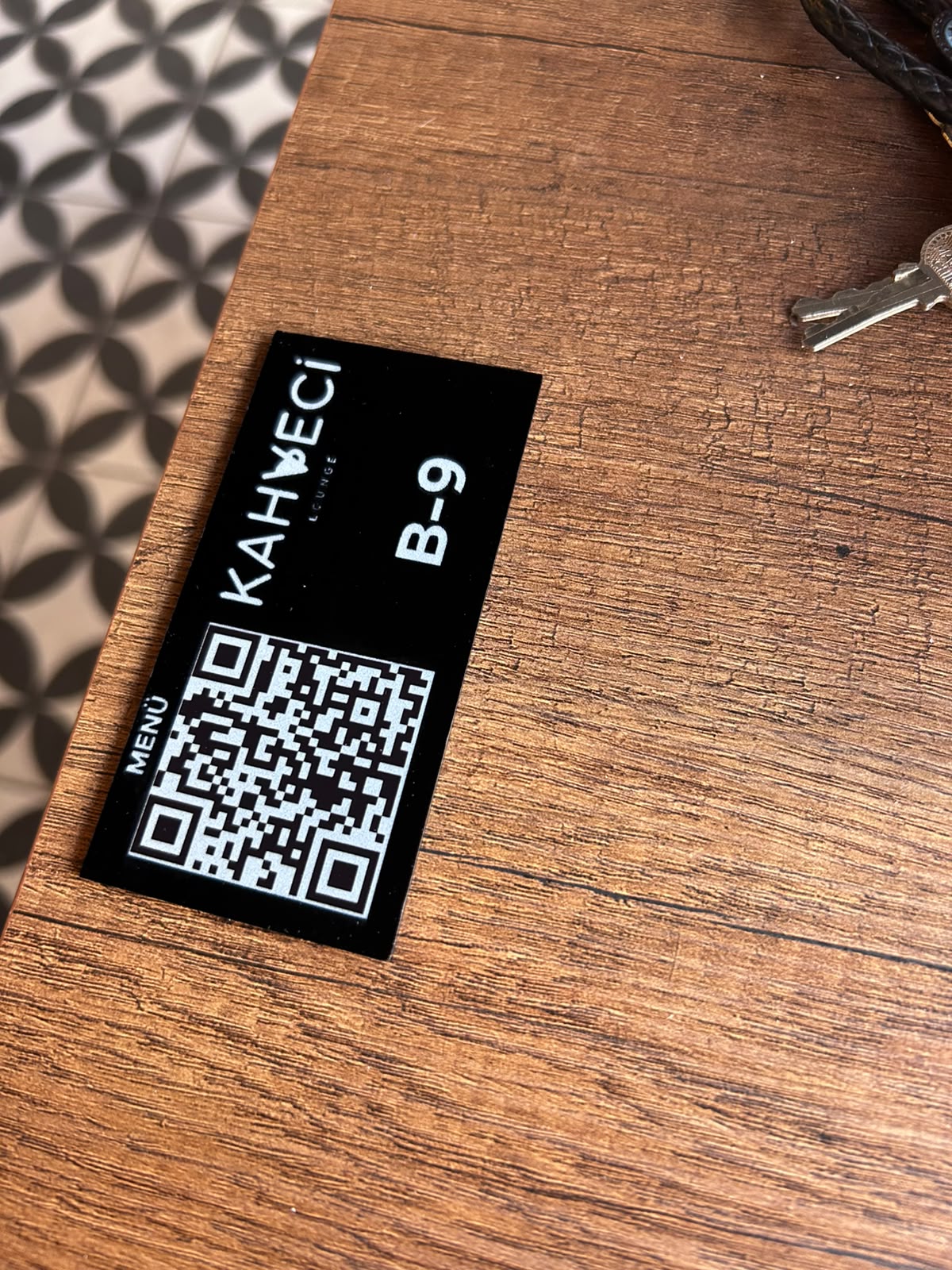 Cafe masasında QR menü etiketi